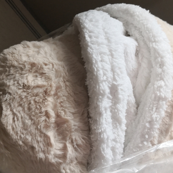 Faux fur/Sherpa 60x80 blanket throws - Picture 4 of 4